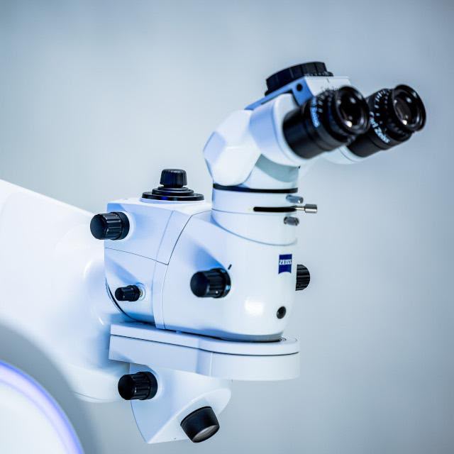 ZEISS VisuMax Femtosekundenlaser als ergänzendes Motiv zur ReLEx-SMILE-PRO-Behandlung